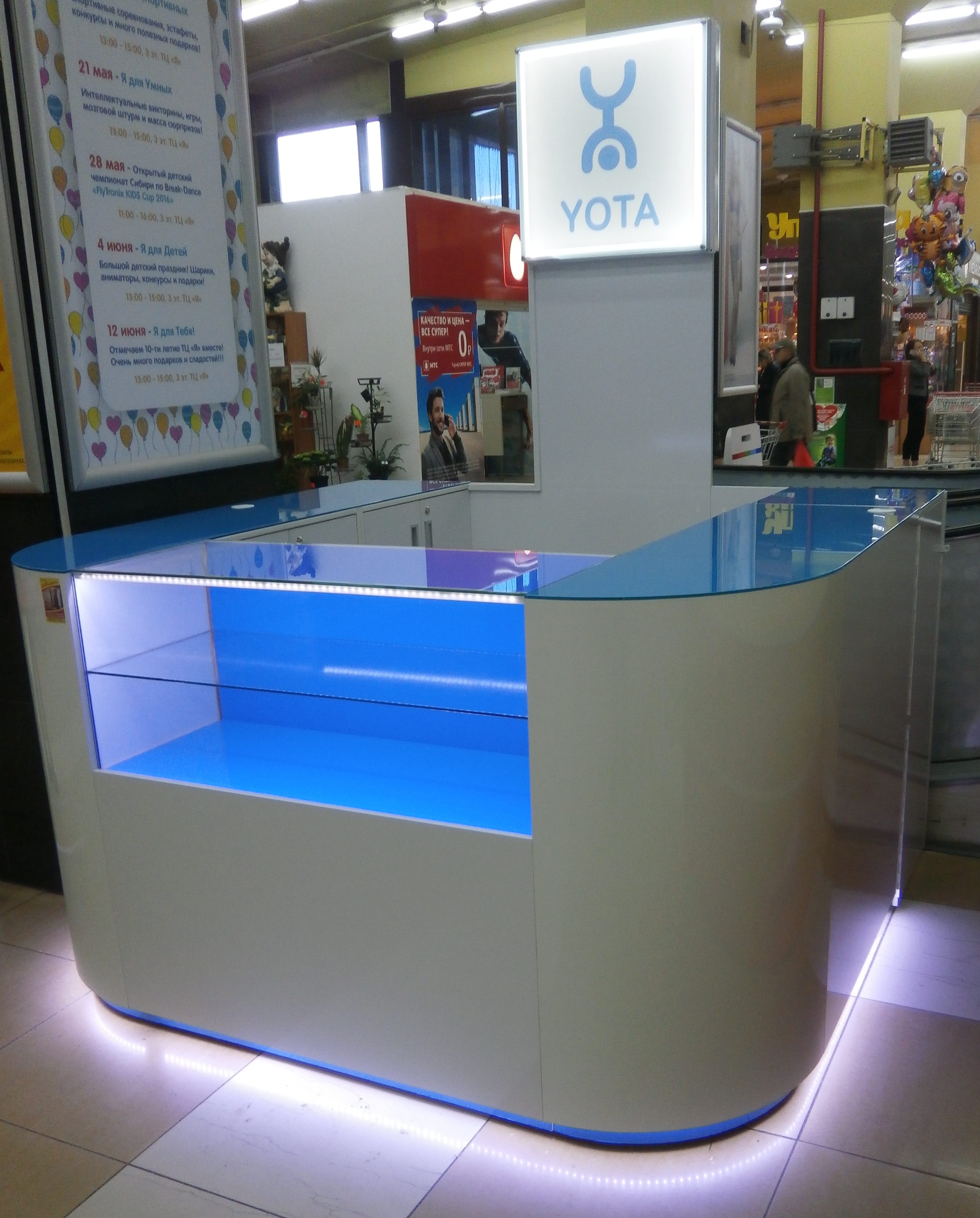 Торговые стойки и ростовые фигуры